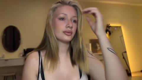 Stella online show from February 1, 7:45 pm