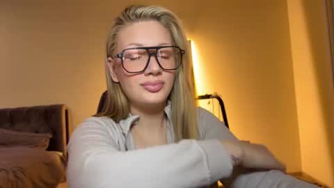 Stella online show from February 8, 4:32 pm