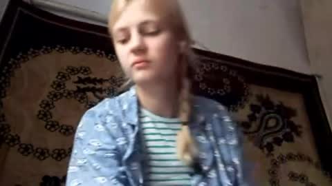 Snapshot of carissaalderson chatting on April 27, 2:31 am Kira online show from April 27, 2:31 am