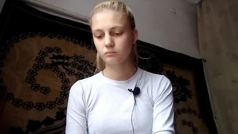 Snapshot of carissaalderson chatting on May 1, 5:01 am Kira online show from May 1, 5:01 am