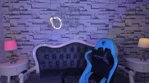 Snapshot of carlie_mayer chatting on December 18, 10:40 am CARLYE online show from December 18, 10:40 am