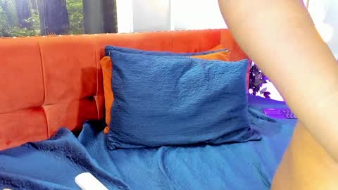 Snapshot of carliemoss chatting on December 11, 1:05 am online show from December 11, 1:05 am