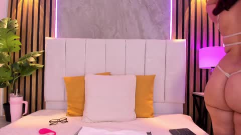 Snapshot of carlotta_velour chatting on April 4, 3:27 am Carlotta Velour online show from April 4, 3:27 am