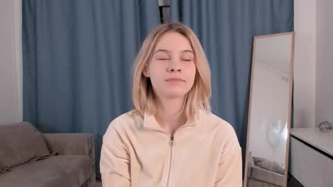 Snapshot of carmellasavina chatting on March 8, 6:44 pm Alice online show from March 8, 6:44 pm