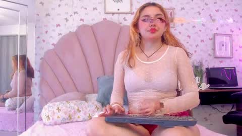 Snapshot of carmesi_ chatting on May 1, 6:45 pm carmesi_ online show from May 1, 6:45 pm