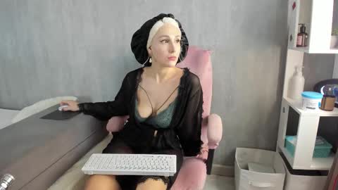 carol_may_ online show from September 18, 5:53 am