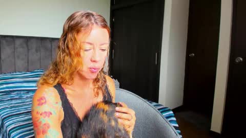 Snapshot of carolina_zaens chatting on February 24, 6:06 pm carolina_zaens online show from February 24, 6:06 pm