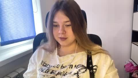 carolindueno online show from April 2, 7:39 am