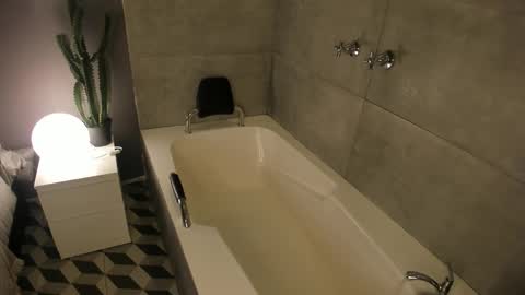  Caroline  online show from March 13, 11:28 am