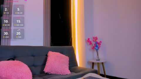caroline_foster1 online show from May 4, 12:23 pm