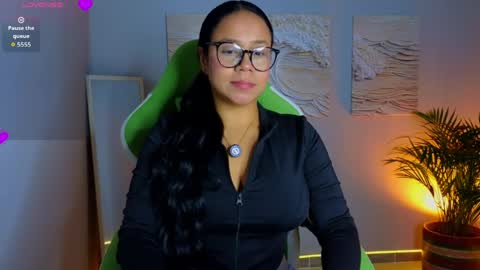 Caroline  online show from May 13, 3:15 am
