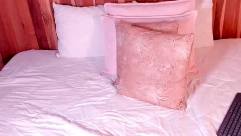 Caroline online show from December 4, 9:23 pm