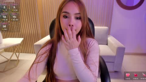 Snapshot of carolinegrace_ chatting on December 15, 10:47 pm Caro online show from December 15, 10:47 pm
