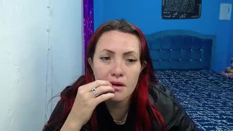 Snapshot of carolinhe_ chatting on February 8, 5:22 am Carolinhe online show from February 8, 5:22 am