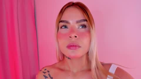 Snapshot of carolinna_ chatting on December 10, 1:00 am carolinna_ online show from December 10, 1:00 am