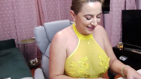 Snapshot of carrielovex chatting on December 4, 4:54 am Carrie online show from December 4, 4:54 am