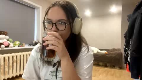 Emilia online show from December 16, 3:11 am