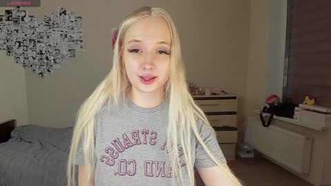 Snapshot of cassie_rosss chatting on December 31, 3:34 am Cassie Rosss online show from December 31, 3:34 am
