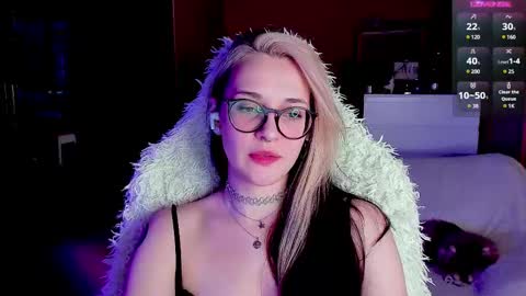 Snapshot of cassy_moore chatting on March 10, 4:28 am Ellie online show from March 10, 4:28 am