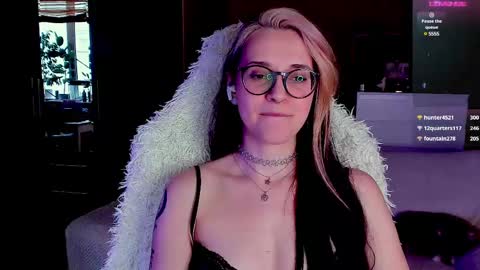 Snapshot of cassy_moore chatting on March 10, 7:32 am Ellie online show from March 10, 7:32 am