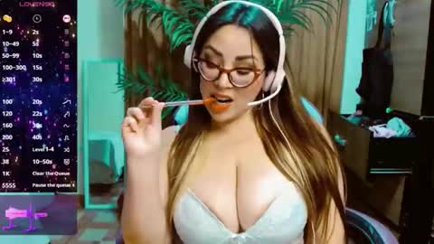 Snapshot of catalina3772516 chatting on April 15, 12:28 am catalina3772516 online show from April 15, 12:28 am