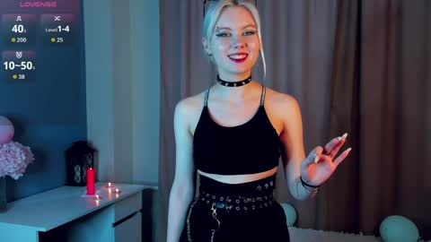 Mia online show from April 4, 11:08 am