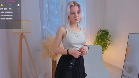Mia online show from May 22, 11:05 am