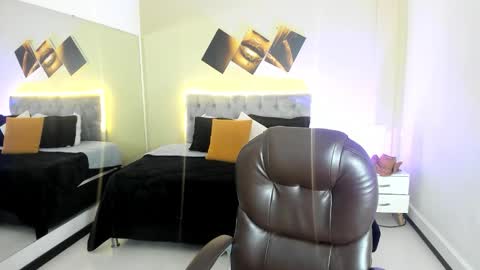 catti_brie_ online show from November 26, 12:06 pm