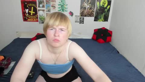 cattie_w_ online show from May 19, 1:11 am