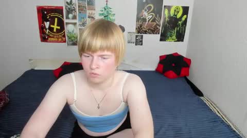 cattie_w_ online show from May 19, 1:56 am