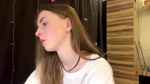 Snapshot of caylakimbro chatting on March 2, 8:21 am Polly online show from March 2, 8:21 am