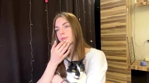 Snapshot of caylakimbro chatting on March 10, 8:30 am Polly online show from March 10, 8:30 am