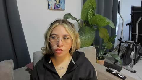 Snapshot of ccuteass chatting on December 4, 11:30 am ccuteass online show from December 4, 11:30 am