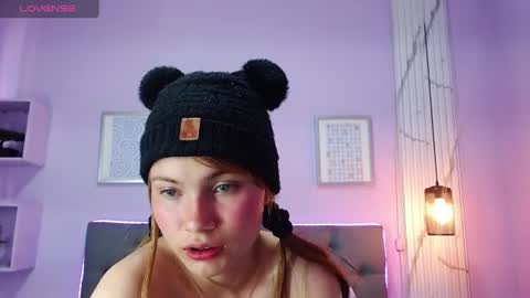 Snapshot of celeste_london chatting on June 22, 7:55 pm C E L E S T E online show from June 22, 7:55 pm