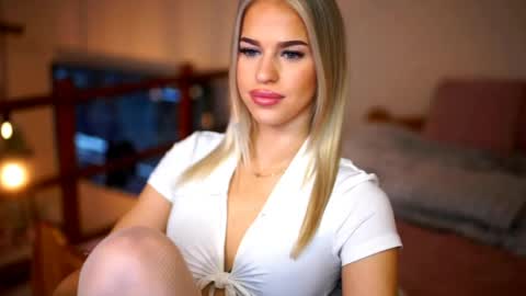 Snapshot of celeste_www chatting on April 16, 8:04 am Sunflower online show from April 16, 8:04 am