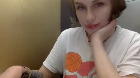 Snapshot of cerisedood82 chatting on April 19, 7:27 pm Eva online show from April 19, 7:27 pm
