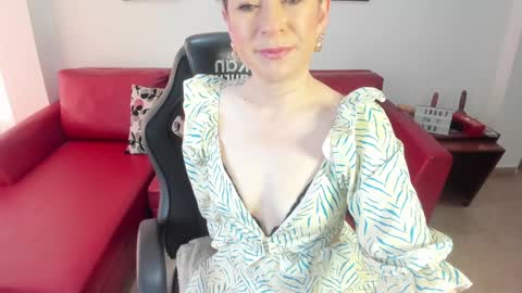 Snapshot of chanel_gold chatting on December 9, 1:45 pm online show from December 9, 1:45 pm