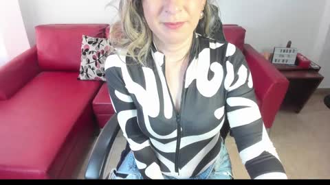 Snapshot of chanel_gold chatting on January 18, 5:37 pm online show from January 18, 5:37 pm