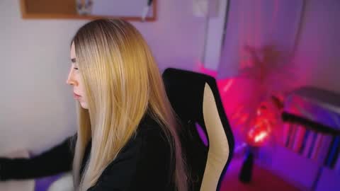 channel_blonde_a online show from May 4, 11:56 pm
