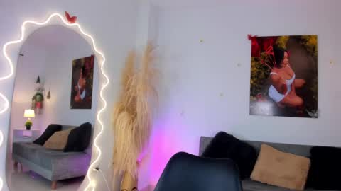 Snapshot of chantall_smith chatting on November 17, 12:11 pm online show from November 17, 12:11 pm