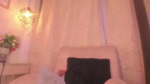 Snapshot of chantall_valkoba chatting on December 11, 9:19 am Chantall online show from December 11, 9:19 am