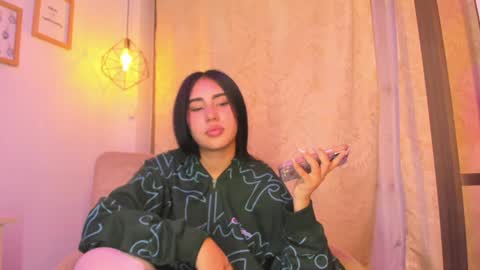 Snapshot of chantall_valkoba chatting on January 13, 7:32 am Chantall online show from January 13, 7:32 am