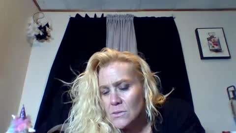 Snapshot of chaosangel33 chatting on October 10, 11:09 am Ms. Behaving online show from October 10, 11:09 am