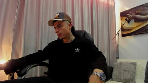 Snapshot of charlie_foxie chatting on April 2, 8:17 pm charlie_foxie online show from April 2, 8:17 pm