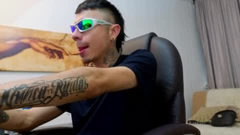 Snapshot of charlie_foxie chatting on April 3, 8:07 pm charlie_foxie online show from April 3, 8:07 pm