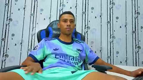 Snapshot of charlies_fox chatting on March 27, 7:35 pm charlies_fox online show from March 27, 7:35 pm