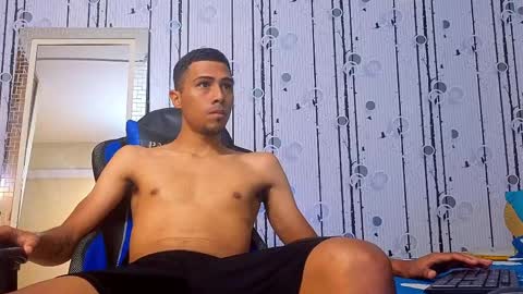 Snapshot of charlies_fox chatting on April 4, 7:22 pm charlies_fox online show from April 4, 7:22 pm