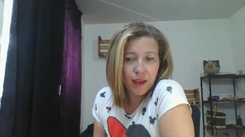 Snapshot of charlot_ponze chatting on December 6, 11:03 pm charlott online show from December 6, 11:03 pm