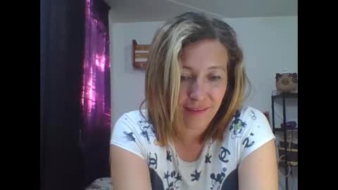 Snapshot of charlot_ponze chatting on December 9, 10:52 pm charlott online show from December 9, 10:52 pm