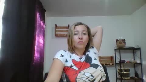 Snapshot of charlot_ponze chatting on December 16, 10:24 pm charlott online show from December 16, 10:24 pm